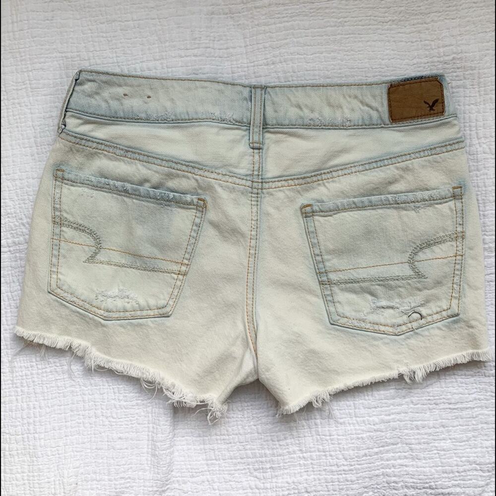 American Eagle White Distressed Tomgirl Acid Wash Raw Hem Shorts Size 2 - Picture 2 of 7